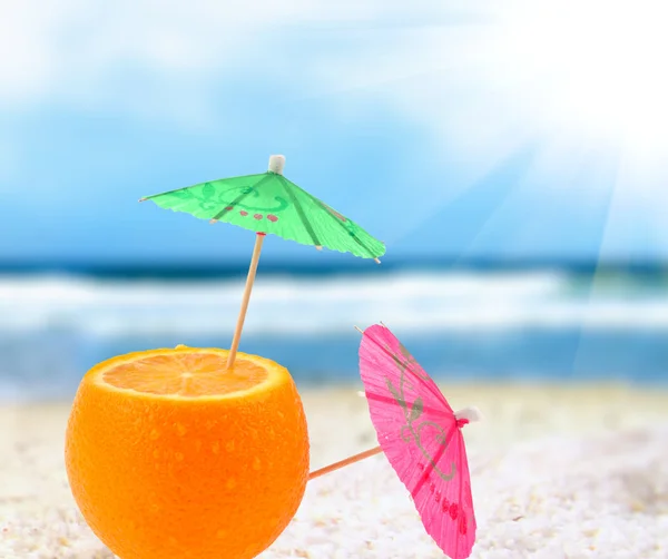 橙色鸡尾酒的沙滩上 — 图库照片