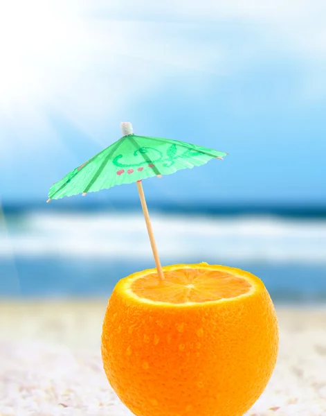 Orange cocktail on a beach — Stock Photo, Image