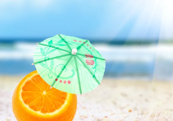 Апельсиновый коктейль на пляже — стоковое фото