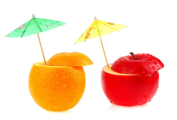 Früchte und Regenschirme isoliert auf weißem Hintergrund — Stockfoto