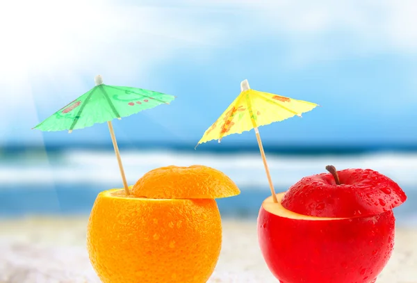 Koktajl owocowy na plaży — Zdjęcie stockowe
