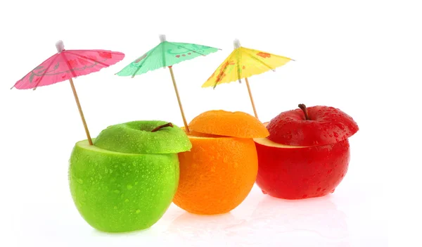 Früchte und Regenschirme isoliert auf weißem Hintergrund — Stockfoto