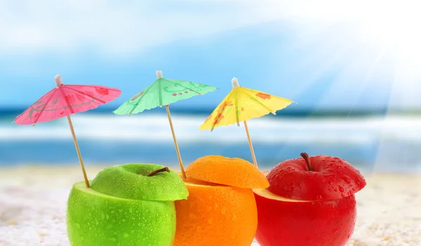 Fruit cocktail op een strand — Stockfoto