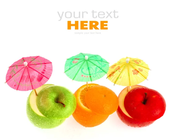 Ovoce a deštníky izolovaných na bílém pozadí — Stock fotografie