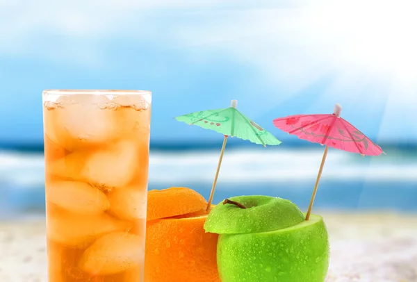 Cocktail på en strand — Stockfoto