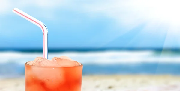 在海滩上的鸡尾酒 — 图库照片