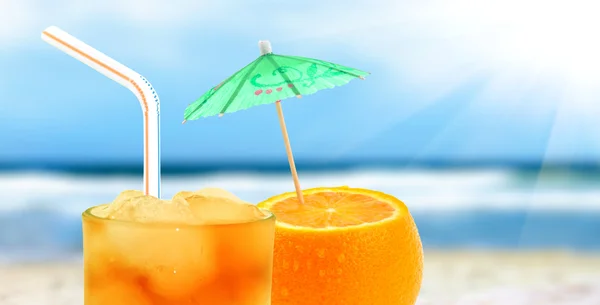 Cocktail on a beach — Stock Photo, Image