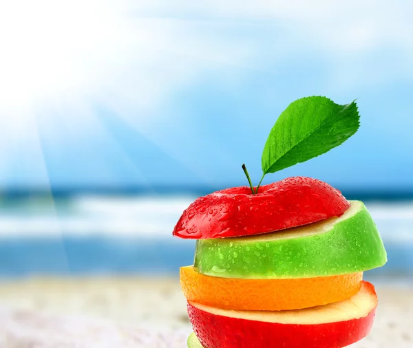 Яблочный микс на пляже — стоковое фото
