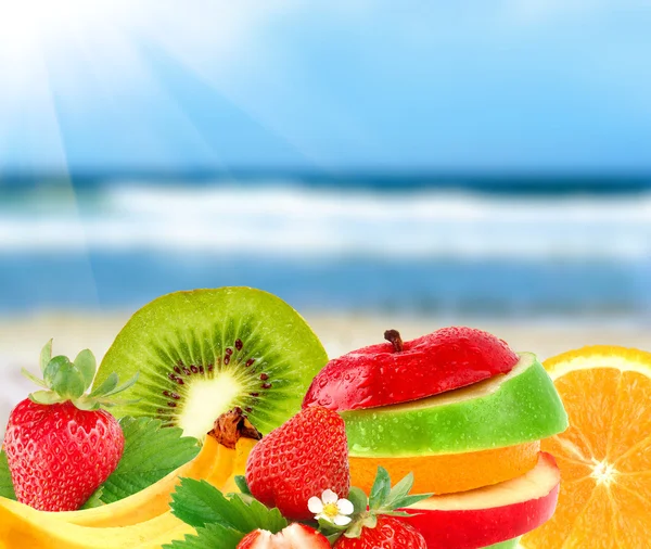 La fruta en la playa — Foto de Stock