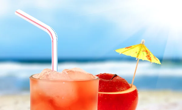 Cocktail em uma praia — Fotografia de Stock
