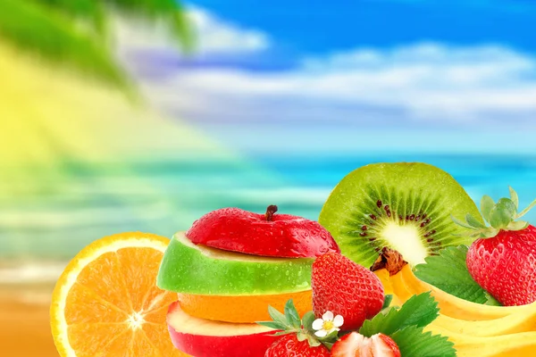 La fruta en la playa — Foto de Stock