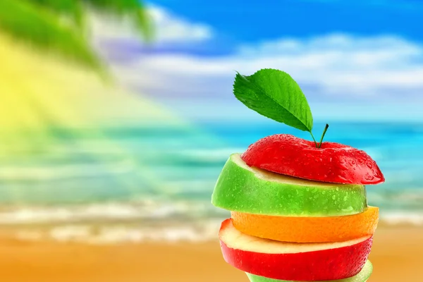 Яблочный микс на пляже — стоковое фото