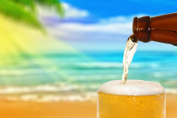 Cerveza en una playa — Foto de Stock