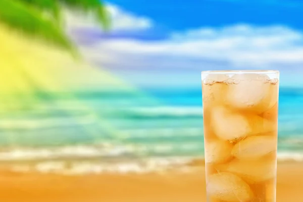 在海滩上的鸡尾酒 — 图库照片