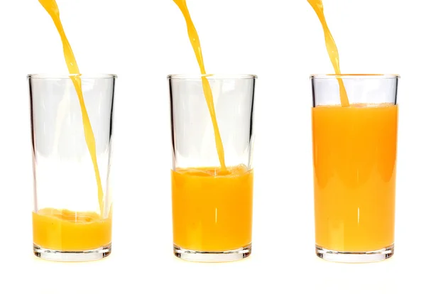 Ρίχνει χυμό πορτοκαλιού στο ποτήρι — Φωτογραφία Αρχείου