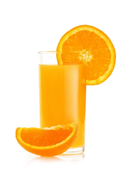 Χυμός πορτοκαλιού και φέτες πορτοκαλιού που απομονώνονται σε λευκό — Φωτογραφία Αρχείου