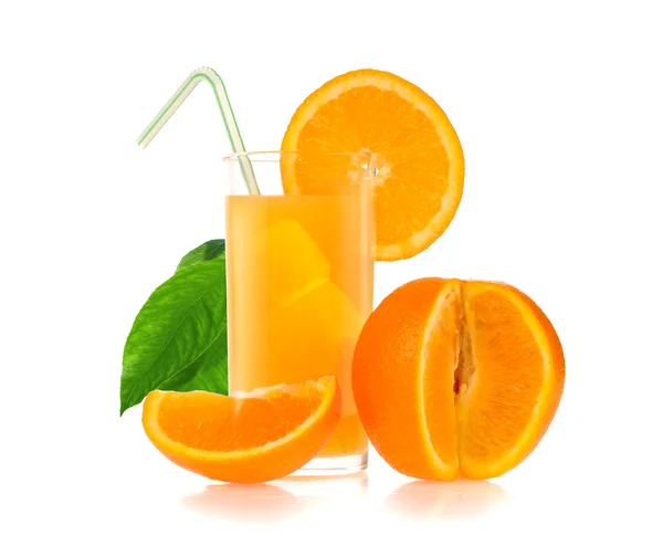 Portakal suyu ve portakal dilimleri — Stockfoto