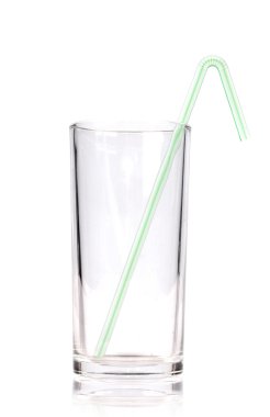 Beyaz bir bardağa izole edilmiş boş bir bardak.