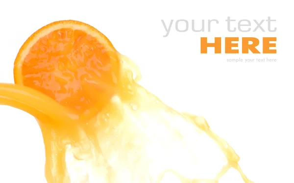 Fatia de laranja e suco respingo isolado no backgound branco — Fotografia de Stock