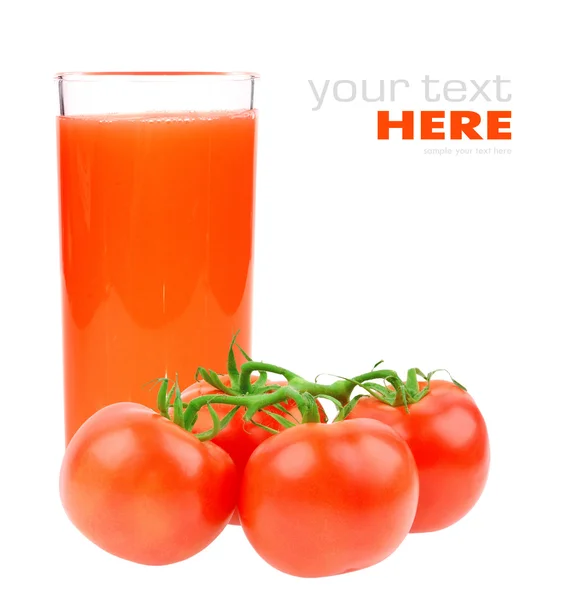 Tomatensap en tomaten geïsoleerd op witte achtergrond — Stockfoto