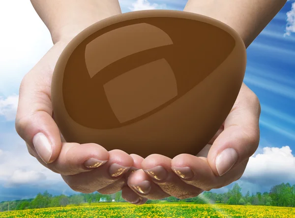 Čokoládové vajíčko + ruce — Stock fotografie