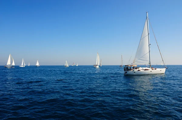 Iate à vela no mar Mediterrâneo . — Fotografia de Stock