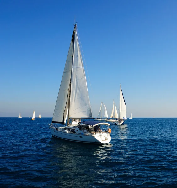 Yelkenli tekne Akdeniz'de. — Stok fotoğraf