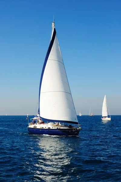 Sailing yacht in the mediterranean sea. — Stock Photo, Image