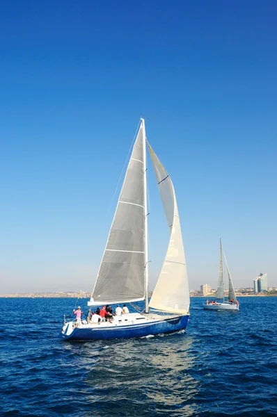 Yate de vela en el mar Mediterráneo . — Foto de Stock
