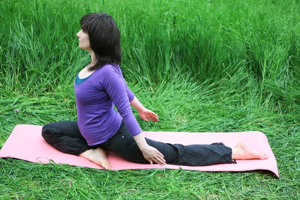 Yoga in park — Stock Photo, Image