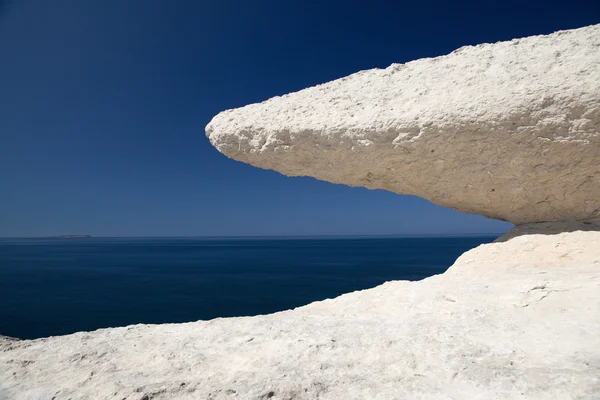 Διαβρωμένα κιμωλία ροκ άσπρη πέτρα μπλε ουρανού και θάλασσας — Φωτογραφία Αρχείου