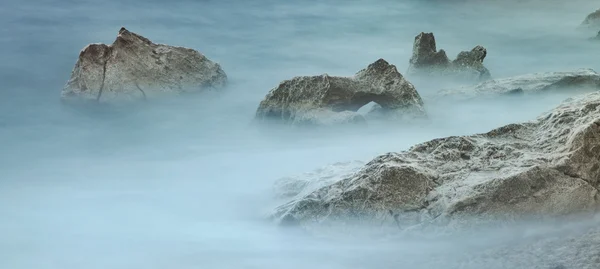 Λευκούς βράχους στην ομιχλώδη θάλασσα — Φωτογραφία Αρχείου
