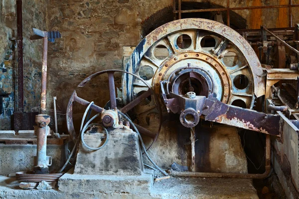 Antigua maquinaria industrial vintage oxidada — Foto de Stock
