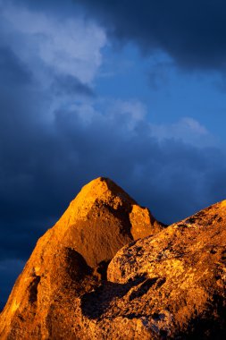 dağ üzerinde kara bulutlar