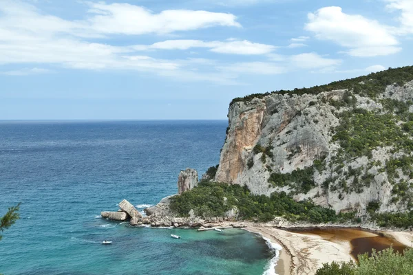 Cliffs at idylic beach coast hiliday paradise — Stock Photo, Image