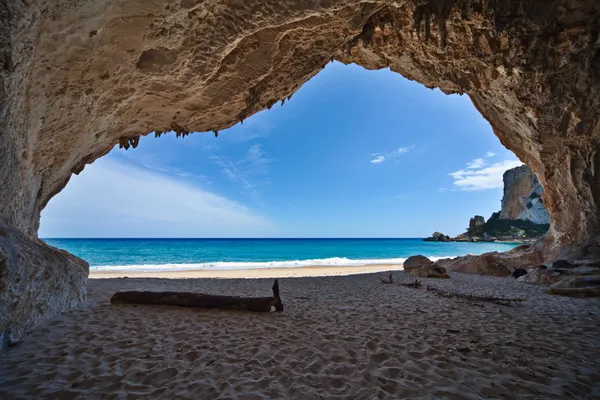 Ráj jeskyně moře modré oblohy dovolená — Stock fotografie