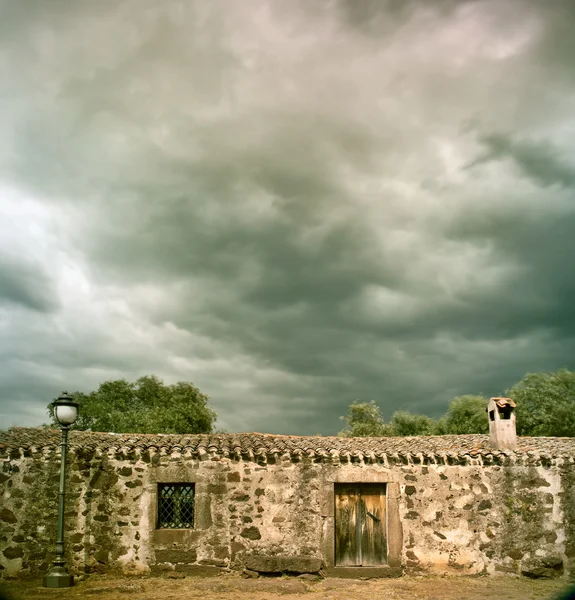 Antik Bina üzerine fırtınalı bulutlar — Stok fotoğraf