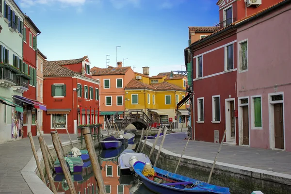 Casas de colores en la isla de Burano en Venecia — Foto de Stock