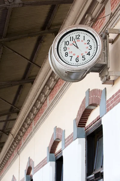 Velho relógio da estação ferroviária — Fotografia de Stock