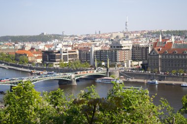 Yaz aylarında şehrin güzel manzaralarını. Prague, Çek Cumhuriyeti.