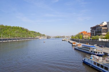 Yaz aylarında şehrin güzel manzaralarını. Prague, Çek Cumhuriyeti.