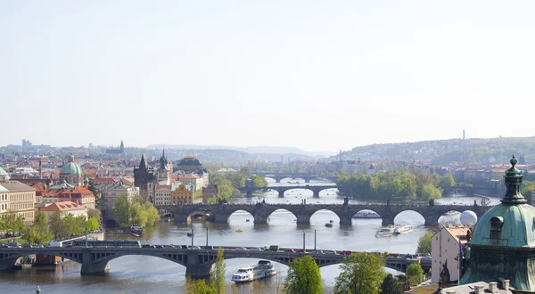 Prachtig uitzicht op de stad in de zomer. Prague, Tsjechië. — Stockfoto