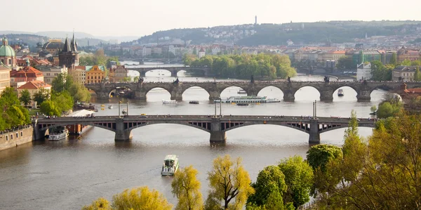 Uitzicht op Praag, brug, rivier — Stockfoto