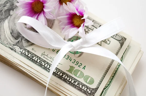 Dollar med blommor och rosett — Stockfoto