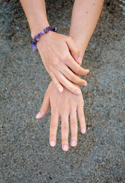 Женские руки над морем — стоковое фото