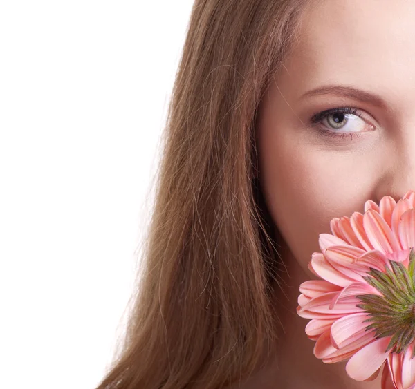 Closeup της όμορφης κοπέλας μυρίζοντας ένα ροζ λουλούδι — Φωτογραφία Αρχείου