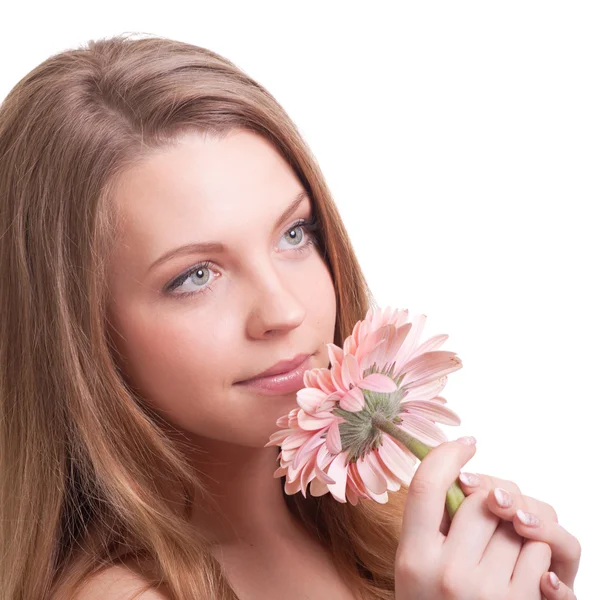 Pretty young woman smelling eine rosa blume — Stockfoto