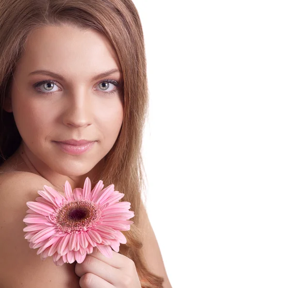 Primo piano di una bella giovane donna odorare un fiore rosa — Foto Stock