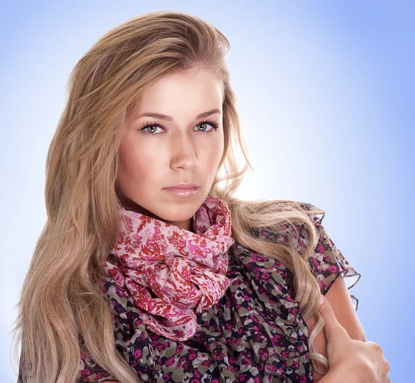 Portrait of young woman mit schönen blonden haaren — Stockfoto