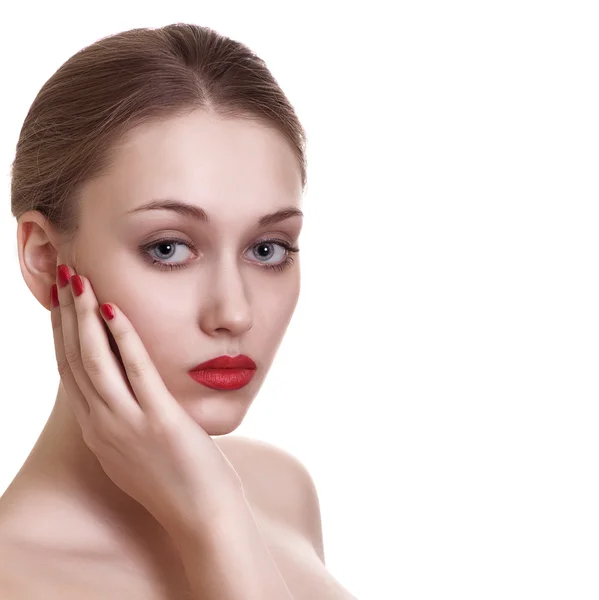 Retrato de mujer joven caucásica sexy con rojo brillante manicura —  Fotos de Stock